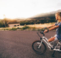Meisje rijden op een fiets