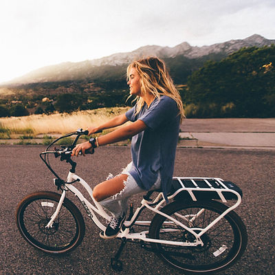 Fille de faire du vélo