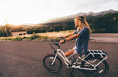 Chica que monta una bici