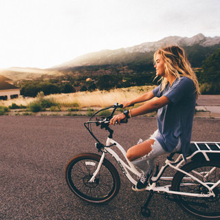 Fille de faire du vélo
