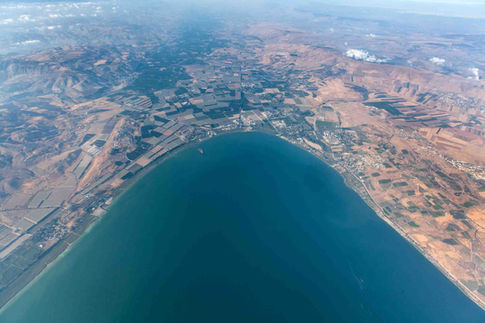 נוף אווירי של חוף ים, הרים, אורתופוטו, מבט מלמעלה, אסף סולומון - צלם.