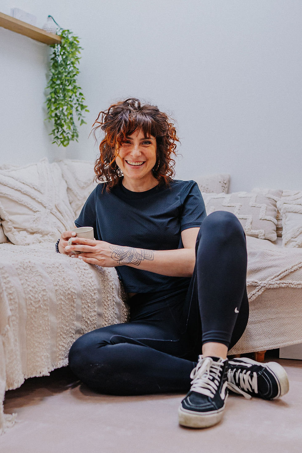 Portrait de Morgane Guillon, coach sportive souriante à Pau dans son studio Pétillante