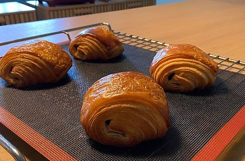 Atelier-pains-chocolat-croissants-nice.webp