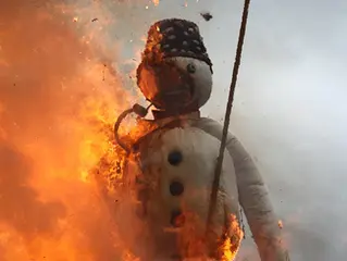 В понедельник вечером на площади Зехселойтенплац в Цюрихе сожгли чучело «Бёгга». Считается, что по тому, в какой момент взорвётся голова снеговика, можно определить какое будет наступающее лето.