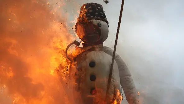 В понедельник вечером на площади Зехселойтенплац в Цюрихе сожгли чучело «Бёгга». Считается, что по тому, в какой момент взорвётся голова снеговика, можно определить какое будет наступающее лето.