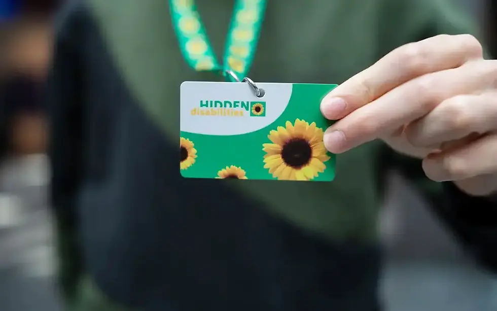 Во всех центрах обслуживания путешественников SBB по всей Швейцарии можно приобрести бейджи с подсолнухами для людей с невидимыми формами инвалидности.