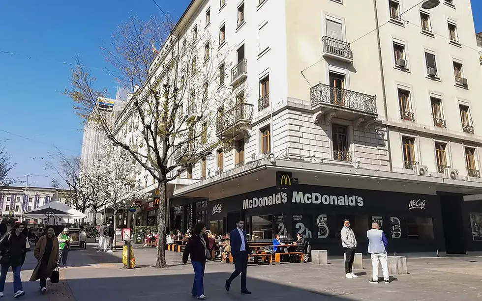 Пятьдесят лет назад McDonald's открыл свой первый ресторан в Швейцарии, в Женеве, где работало всего 25 человек. С тех пор американский гигант расширил своё присутствие в Швейцарии, открыв 190 заведений