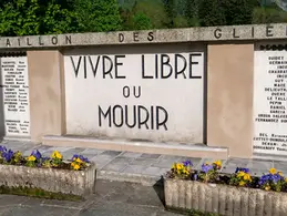 На мемориальной доске, установленной на национальном некрополе Моретт во Франции, в честь французских партизан, сражавшихся против гитлеровских оккупантов, выгравированы два имени, происхождение которых не вызывает сомнений: Василий Дорганов и Чекалов.