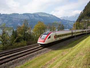 За границей Швейцарии поезда мчатся по сельской местности со скоростью 300 км/ч. А вот внутри Конфедерации их скорость в среднем не превышает 100 км/ч. Специально созданная новая ассоциация хочет это изменить, призывая к увеличению числа  высокоскоростных линий.