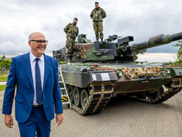 Министр обороны Швейцарии Мартин Пфистер перед танком 87 Leopard