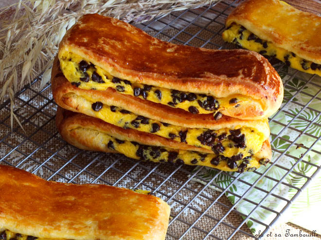 Швейцарская булочка с шоколадными крошками.