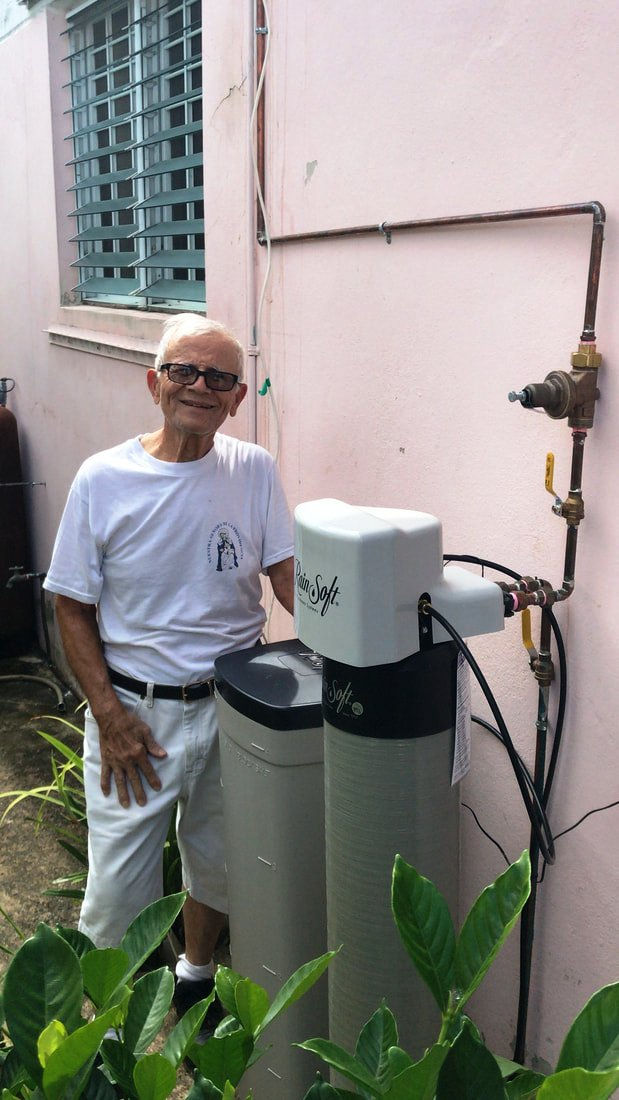 hombre contento con su Suavizador RainSoft instalado en su casa en Puerto Rico 787-635-5575 www.universalsolarpr.com