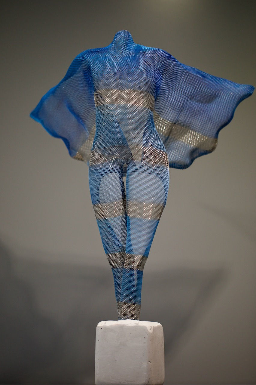 Nätskulptur av Ylva Jonsson ”Fialotta” H44cm på Kabusa Art Gallery_a