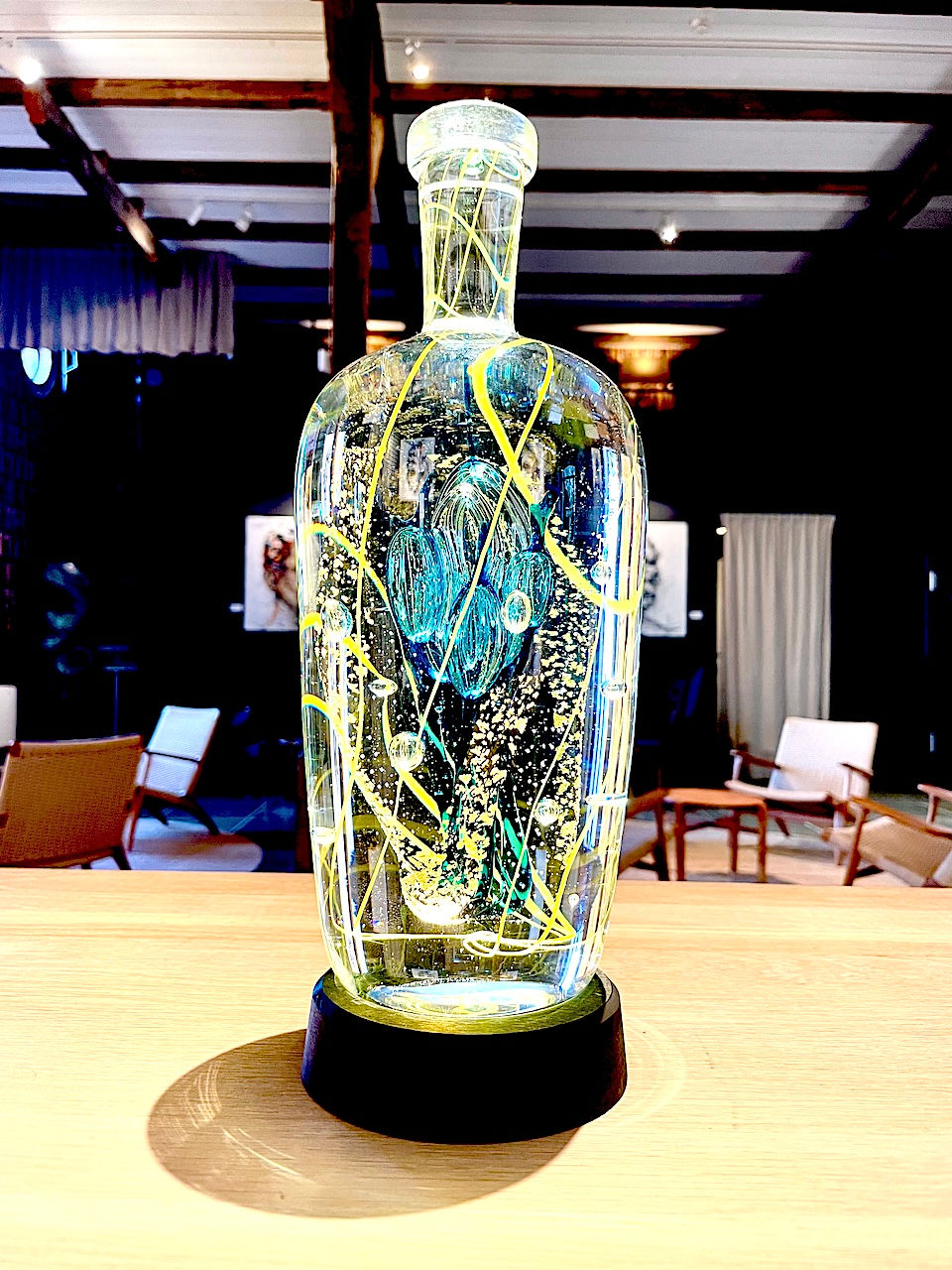 Glaskonst av Robert Oldergaarden ”Genie in a Bottle" - Blå XL H32cm_a