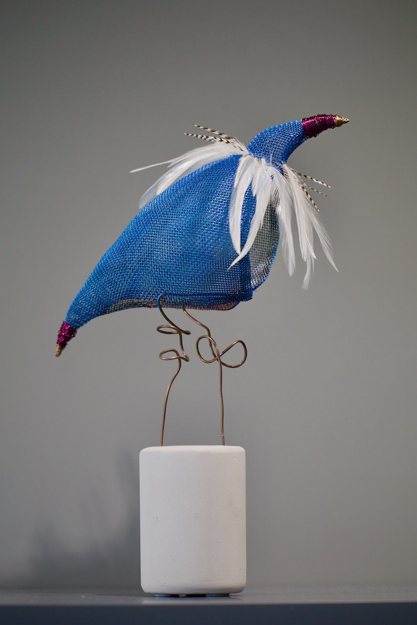 Nätskulptur av: Ylva Jonsson ”Snurrtupp” H33cm på Kabusa Art Gallery