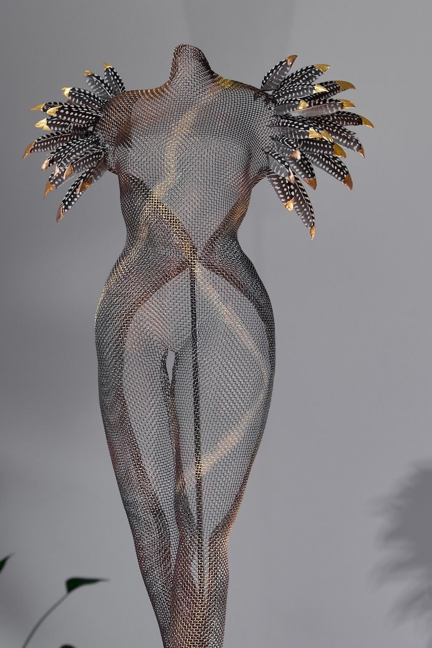 Nätskulptur av Ylva Jonsson ”Sophia ll” H70cm på Kabusa Art Gallery_a