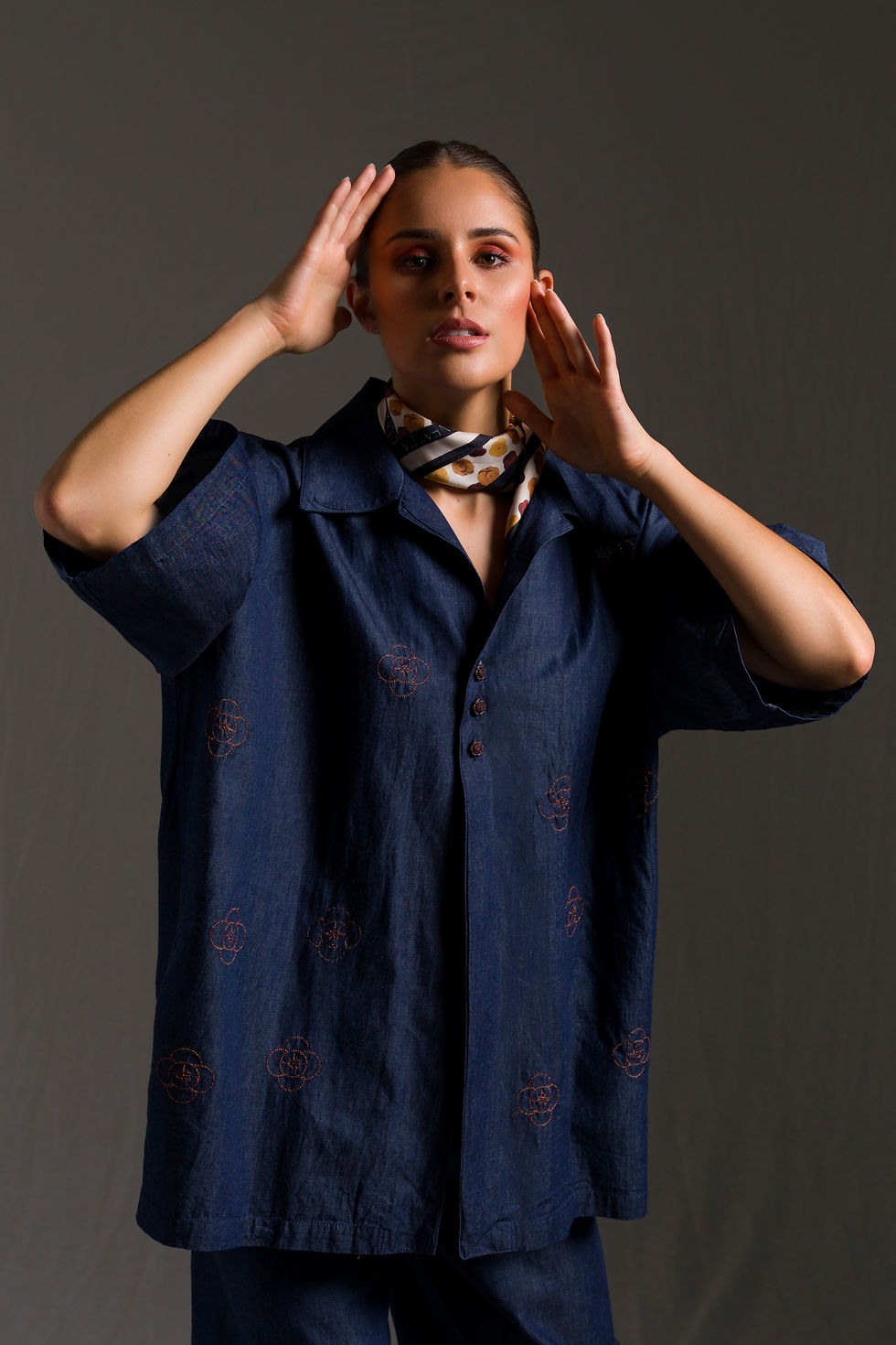 Miniatura: Calças de cintura subida em ganga