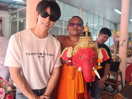 ศิษย์ศรัทธาแห่ร่วมงานไหว้ครู
ครอบเศียรบารมีหลวงพ่อเจี๊ยบ
พระเกจิดังอัมพวาสมุทรสงคราม