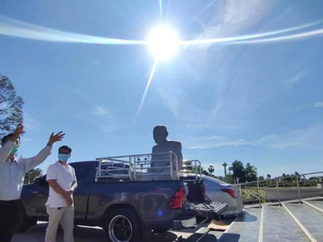 แสงอาทิตย์เจิดจ้าต้อนรับแห่องค์จำลองหลวงปู่โสฬส