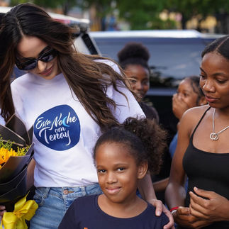 Marianela Ancheta con niños en República Dominicana