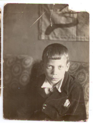 Володя, брат моей мамы,1930