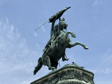 תמונה פסל במתחם הארמונות הופבורג