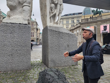 תום מדריך בכיכר אלברטינה