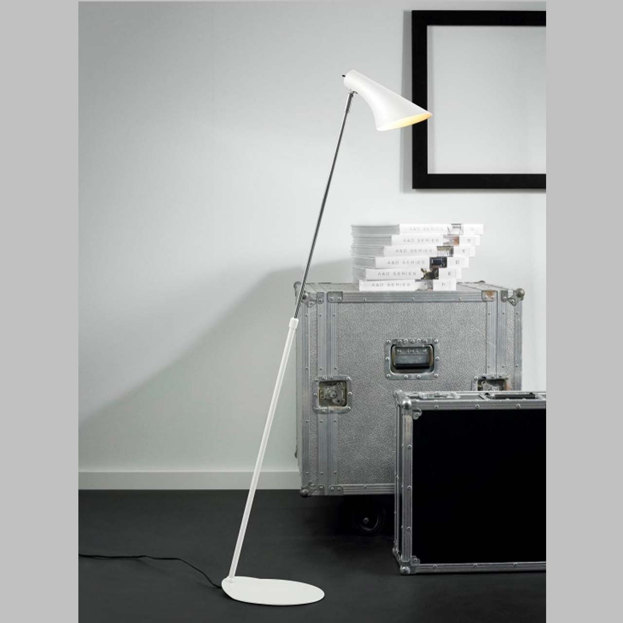 Nordische Stehleuchte in weiss oder schwarz