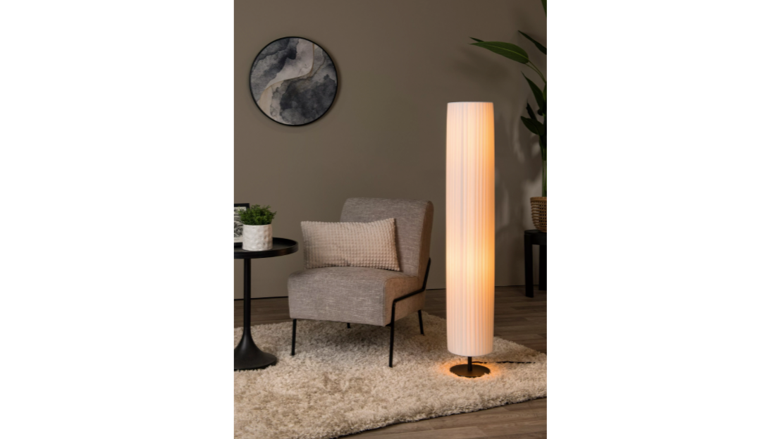 Stehleuchte mit Lamellen für gemütliches Licht