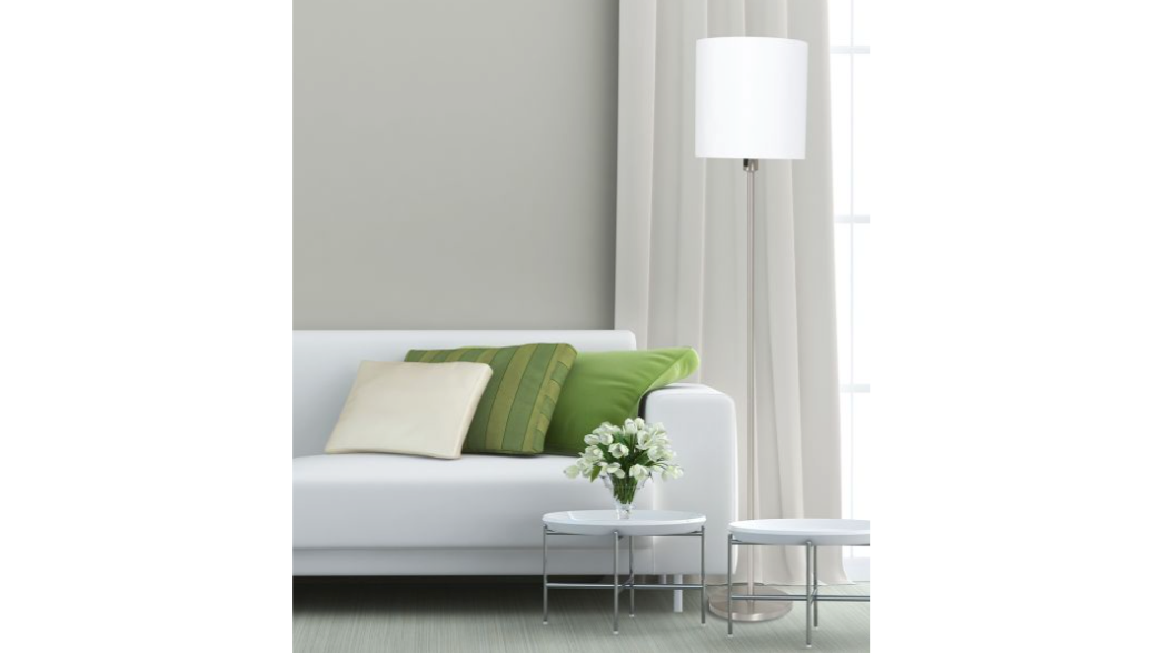Schlichte Stehleuchte mit weissem Stoffschirm