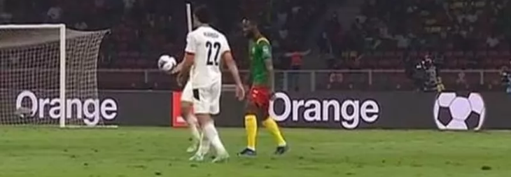 كيروش يبدي غضبه من بكاري جاساما خلال مباراة مصر والكاميرون بأمم إفريقيا