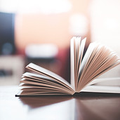 Libro abierto sobre la mesa