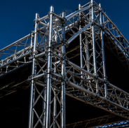 Structures aluminium professionnelles en location pour scènes et événements.
