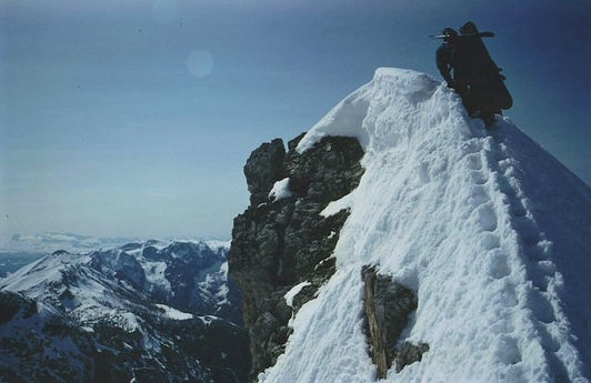 winter-winterliebe-winterwanderung-team-abenteuer-schnee-bewegung-natur-draussen-survival-wintertour