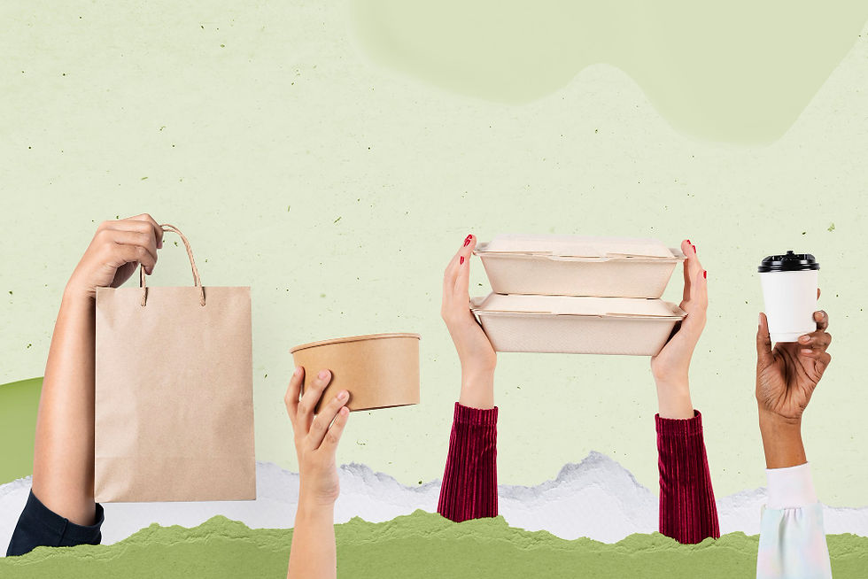 manos que sostienen envases de delivery de comida