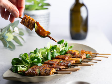 Spiedini di Tempeh grigliato e zucchine con salsa satay alle arachidi