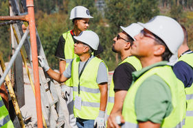 Quando falta qualificação, a resposta não é esperar. É formar melhor, em contexto real. A Engeobras destacou essa parceria nacional.
