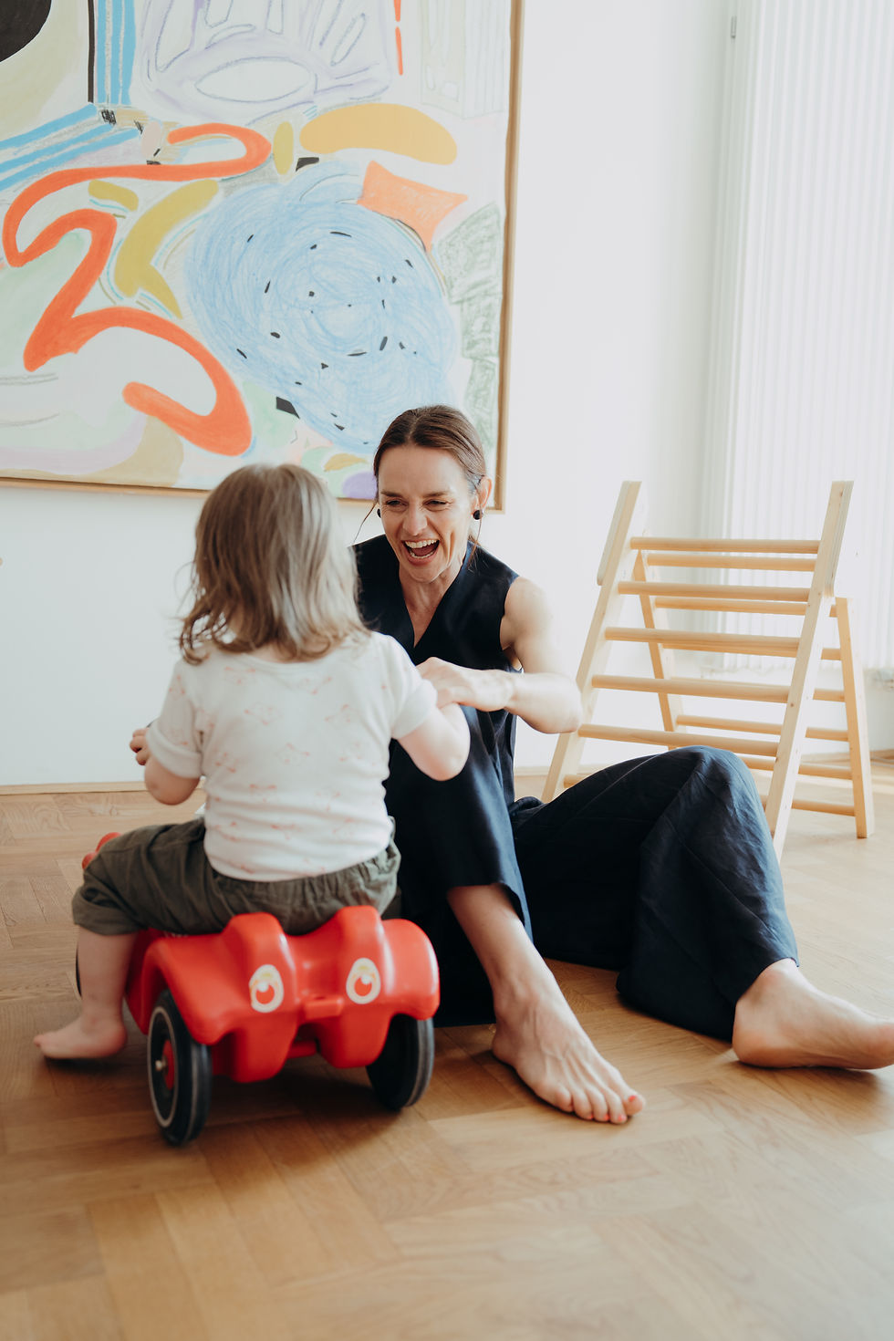 Mutter spielt mit Kind