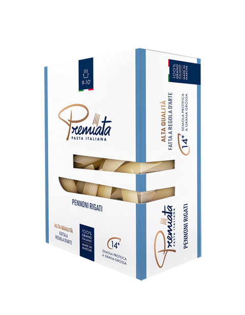 Confezione elegante di Pennoni Rigati artigianali 'Premiata', pasta italiana Made in Marche. L'astuccio raffinato, con dettagli in color bronzo e il logo distintivo, evidenzia l'autenticità e l'eccellenza del prodotto. Pasta artigianale italiana di alta qualità, fatta a regola d'arte.