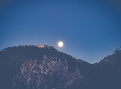 Mond über der Ruine Starhemberg
