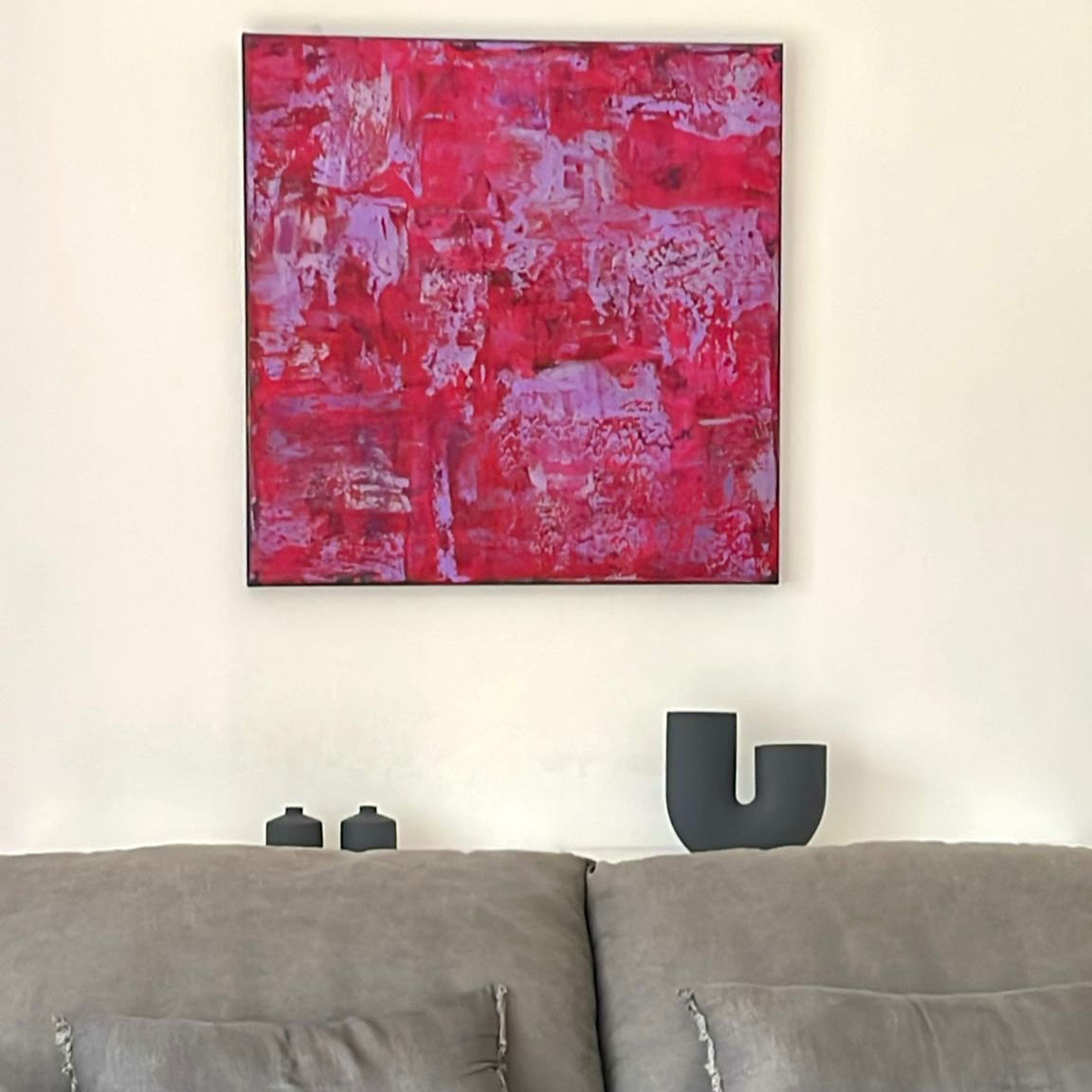 Abstraktes Acrylbild scotchandsoda von Karin Neugebauer, Spachteltechnik, 100 x 100 cm über grauer Couch