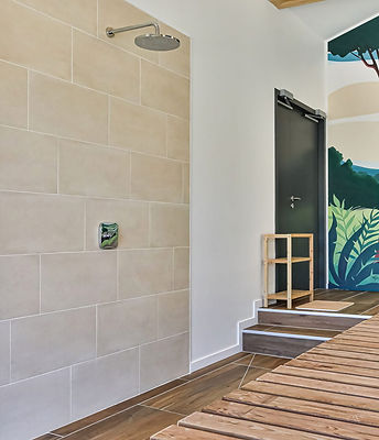 Douche de piscine adaptée PMR copyright gregphoto