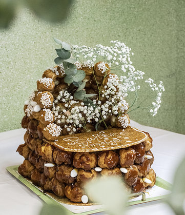 Croquembouche de choux, décoré de gypsophile et feuilles d'eucalyptus.