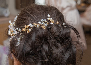 Brides gold hair vine with pearls at Ivy Hill Hotel
