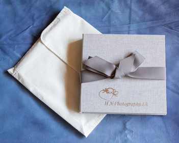 USB folio album from Jorgensen in grey with a cloth carry bag to protect it