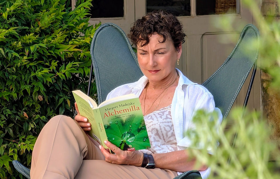 Portrait extérieur Anne Grayer lecture Alchemilla.jpg