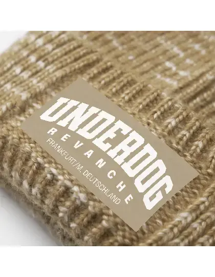 Thumbnail: Nahaufnahme des UNDERDOG REVANCHE Patches auf der Beanie in Espresso Haze