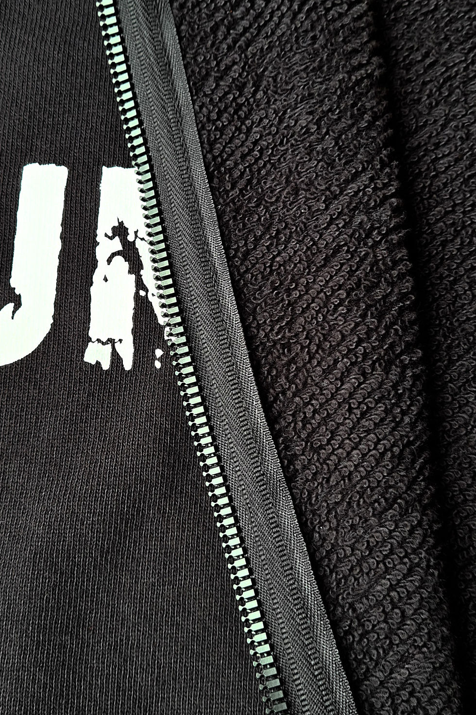 Thumbnail: Innenfutter & Reißverschluss vom Zip Hoodie CENTURY – Detailansicht Baumwollstruktur