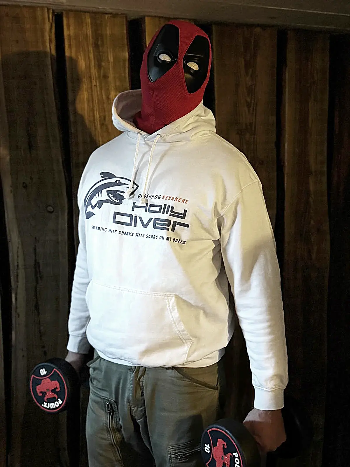 Model trägt den Holly Diver Hoodie – Scar Diver Edition, rebellischer Streetwear-Look für Alltag und Gym