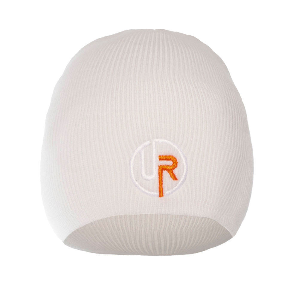 Weiße Strickmütze mit eingesticktem UR-Logo in Orange auf der Vorderseite, unisex Streetwear-Design – UR Heavyweight Beanie v